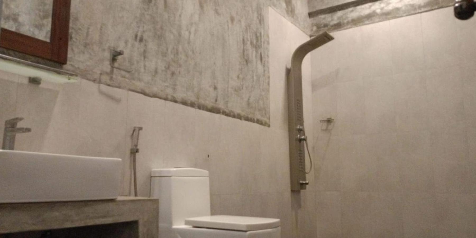 Funky Monkey Hostel & Yoga Rooftop Lounge , Arugambay Pottuvil Luaran gambar