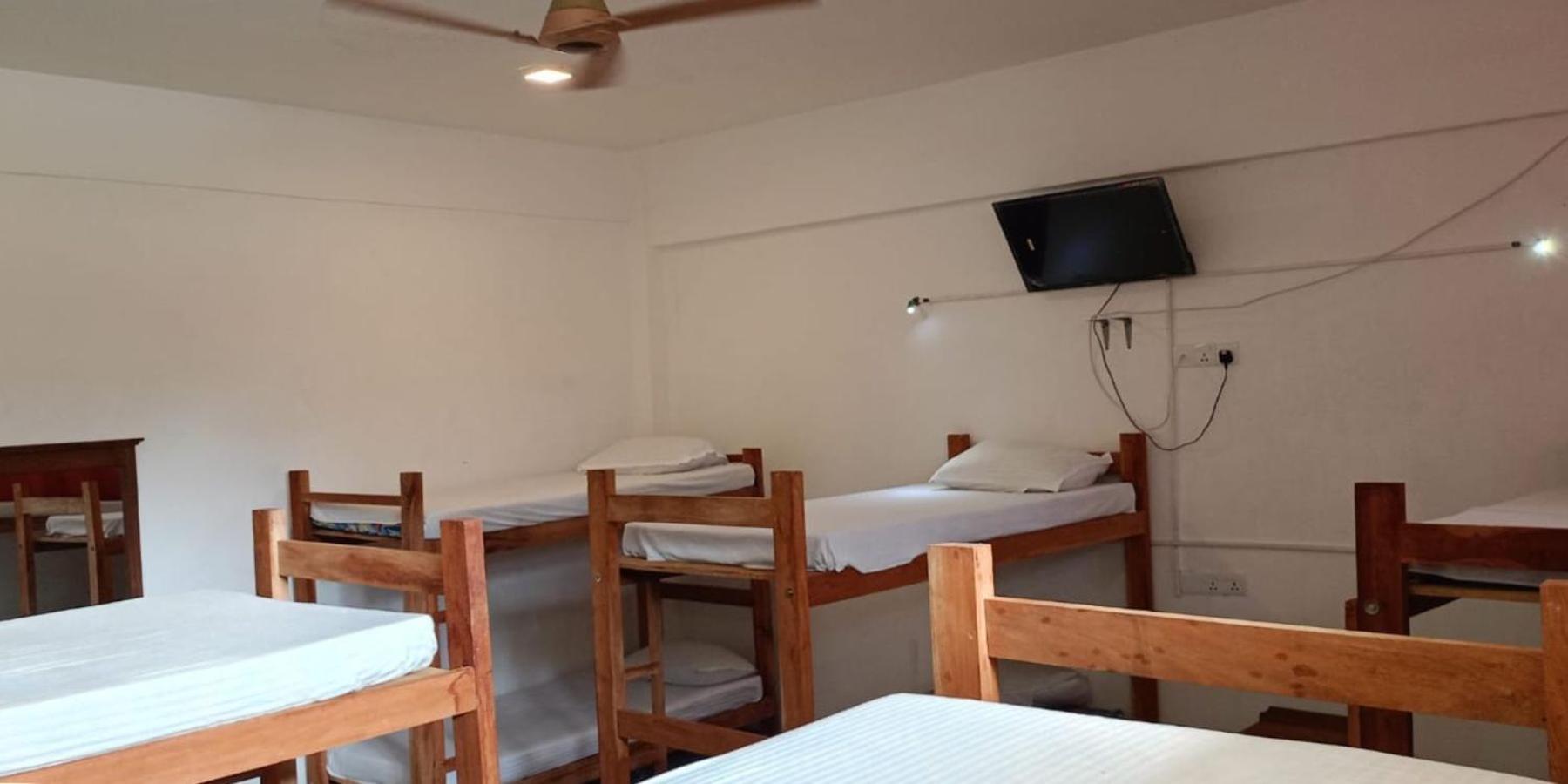 Funky Monkey Hostel & Yoga Rooftop Lounge , Arugambay Pottuvil Luaran gambar