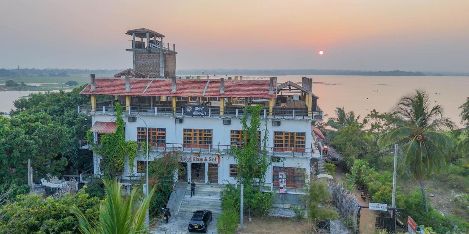 Funky Monkey Hostel & Yoga Rooftop Lounge , Arugambay Pottuvil Luaran gambar